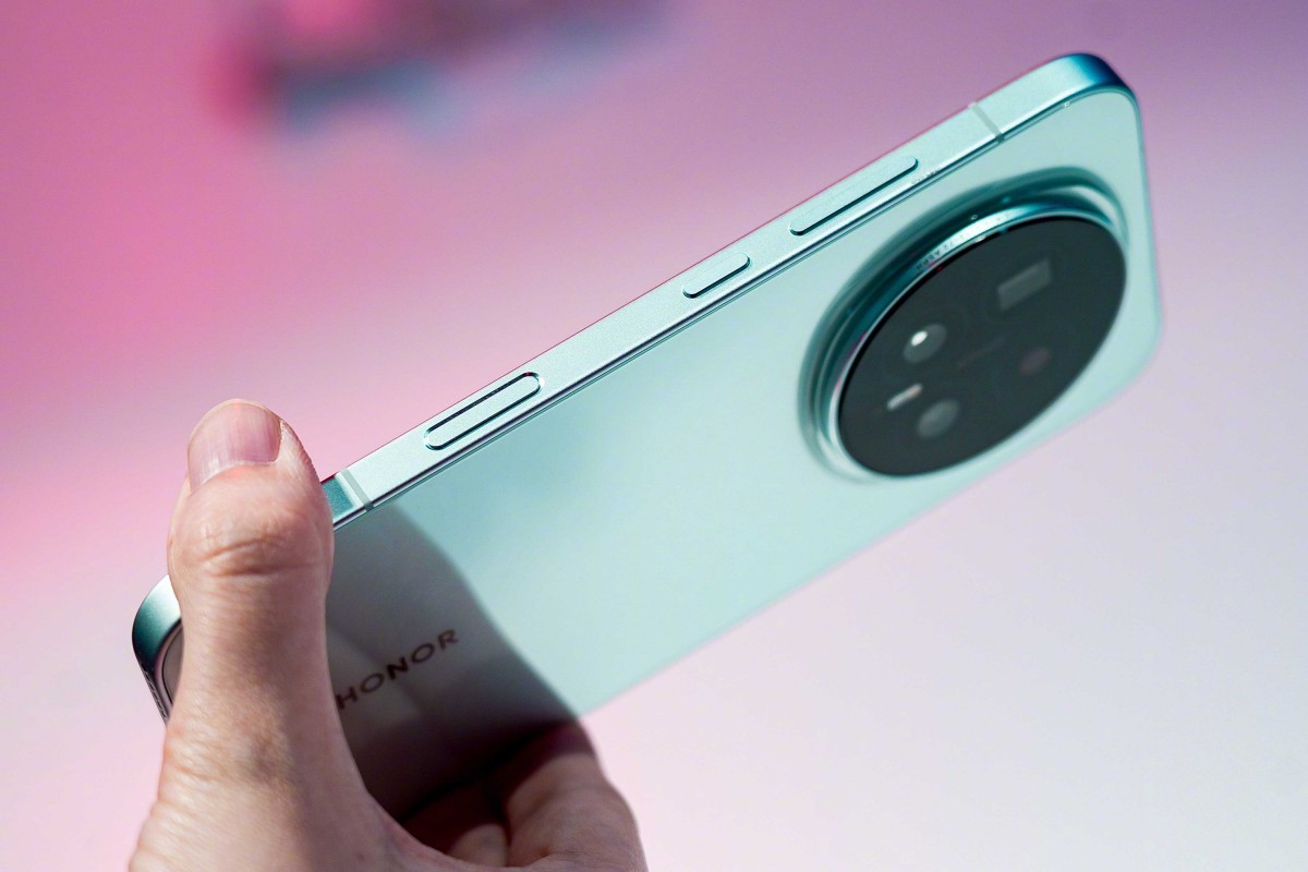 ozhidayetsya-chto-honor-magic8-ultra-budet-predstavlena-s-tremya-zadnimi-kamerami-i-uluchshennym-zum-sensorom